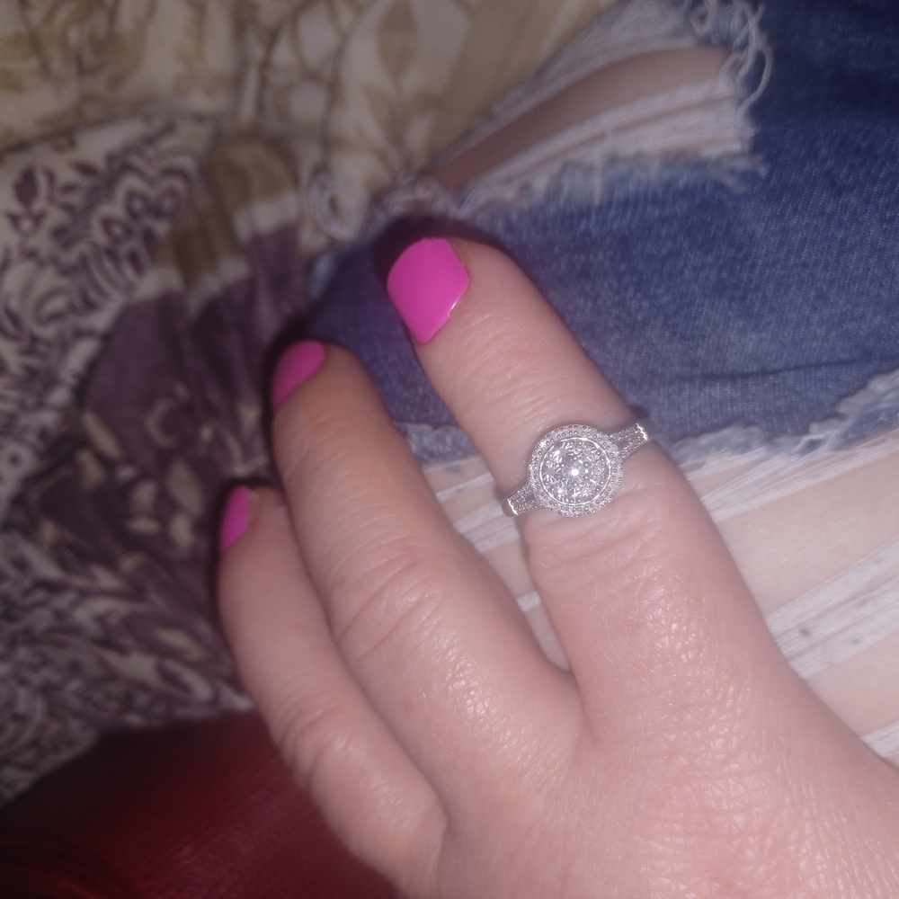 Elegant Silver Ring - Picture 2 of 3